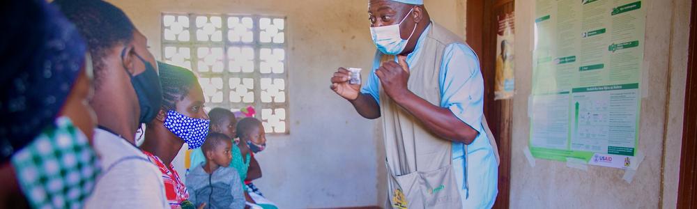 En USAID-medarbetare ger råd till gravida kvinnor på Mloloma-kliniken i Malawi om hur de kan skydda sig mot COVID-19.